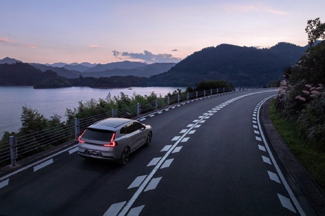 沃尔沃XC70搭SMA超级混动架构 纯电续航200km+