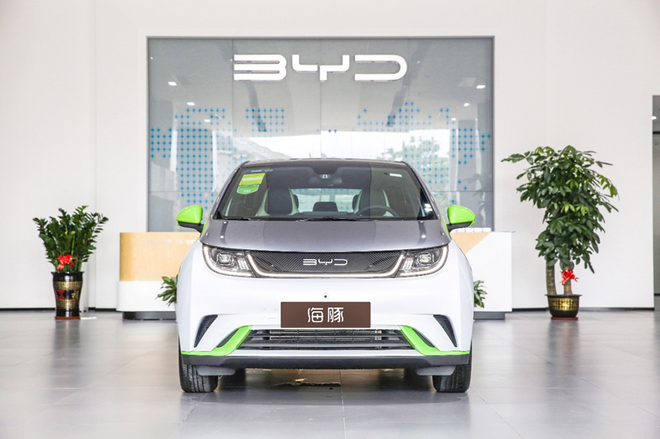 “海洋美学”& e平台 3.0首款车型 比亚迪海豚新车到店