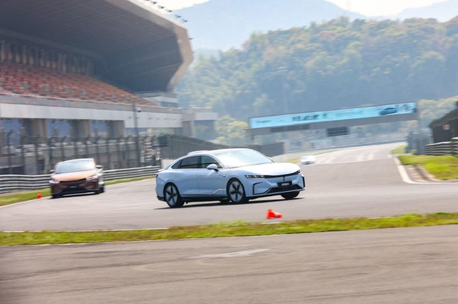 可甜亦可辣!赛道试驾岚图追光