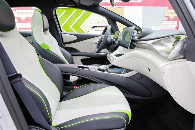 “海洋美学”& e平台 3.0首款车型 比亚迪海豚新车到店