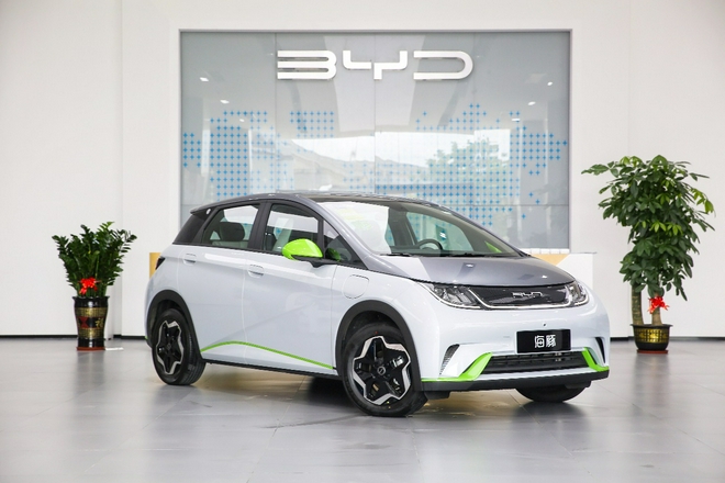 “海洋美学”& e平台 3.0首款车型 比亚迪海豚新车到店