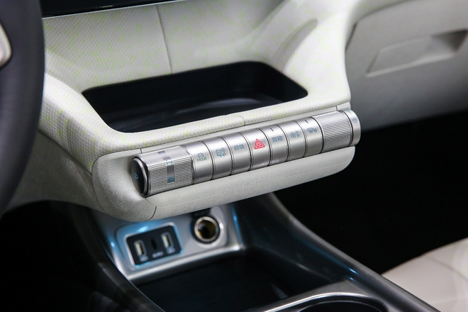 “海洋美学”& e平台 3.0首款车型 比亚迪海豚新车到店