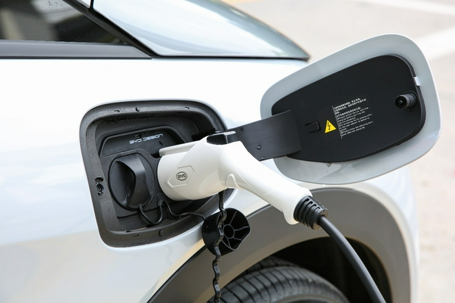 “海洋美学”& e平台 3.0首款车型 比亚迪海豚新车到店