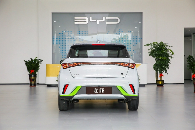 “海洋美学”& e平台 3.0首款车型 比亚迪海豚新车到店