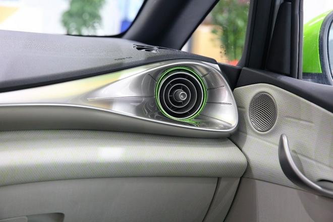 “海洋美学”& e平台 3.0首款车型 比亚迪海豚新车到店