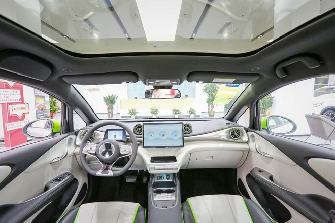 “海洋美学”& e平台 3.0首款车型 比亚迪海豚新车到店