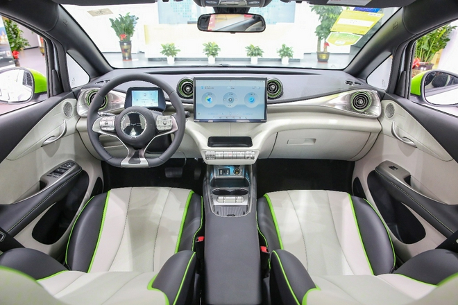 “海洋美学”& e平台 3.0首款车型 比亚迪海豚新车到店