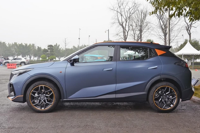 新增哑光质地墨烯灰车色前卫、运动气质满满