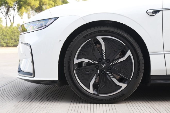 可甜亦可辣!赛道试驾岚图追光