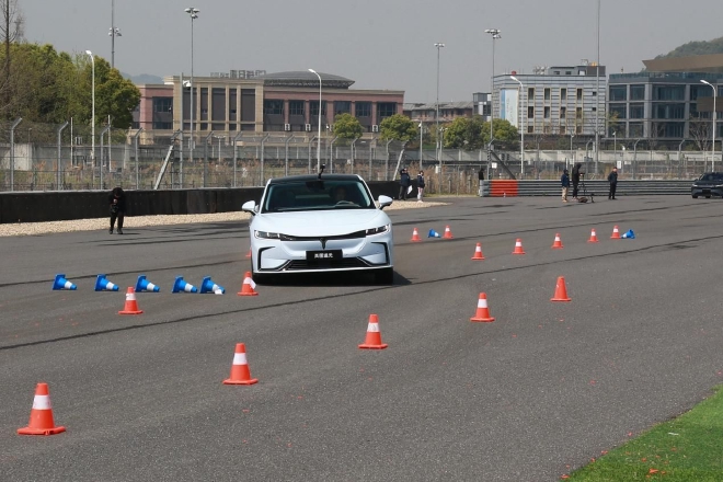 可甜亦可辣!赛道试驾岚图追光