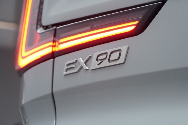 沃尔沃EX90 能否成为电气化时代安全标杆？