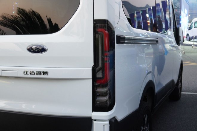 售价15.38万起 江铃福特全顺T8正式上市