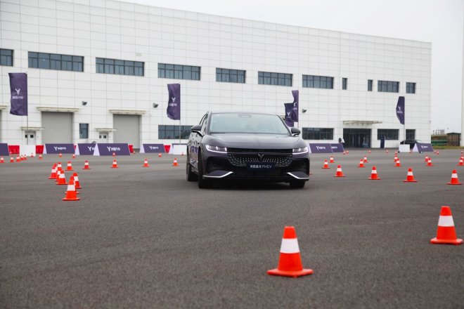 更懂操控与豪华 抢先试驾岚图追光PHEV车型