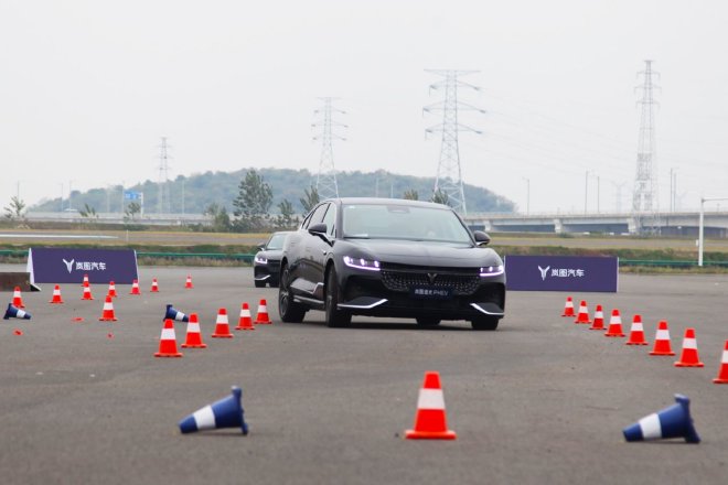 更懂操控与豪华 抢先试驾岚图追光PHEV车型