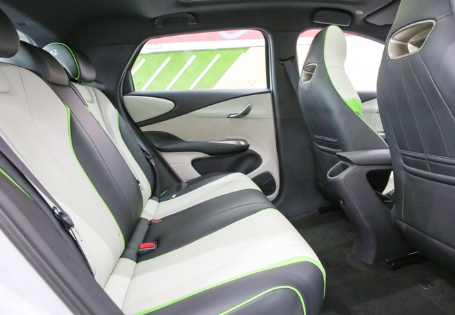 “海洋美学”& e平台 3.0首款车型 比亚迪海豚新车到店