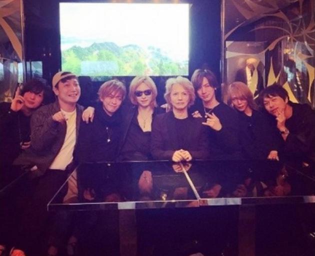 YOSHIKI的Instagram贴出HYDE生日派对照片