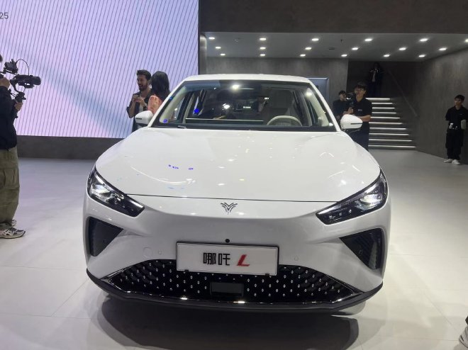 2024北京车展:哪吒L车展首次亮相