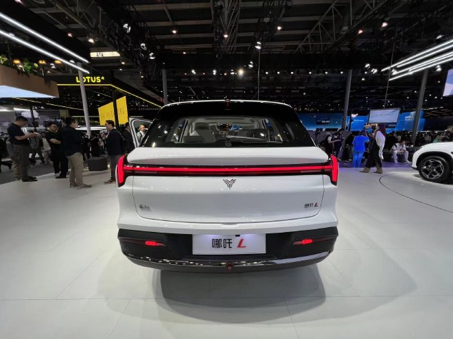 2024北京车展:哪吒L车展首次亮相