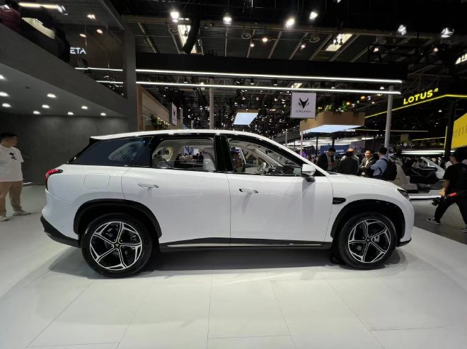 2024北京车展:哪吒L车展首次亮相