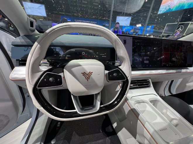 2024北京车展:哪吒L车展首次亮相