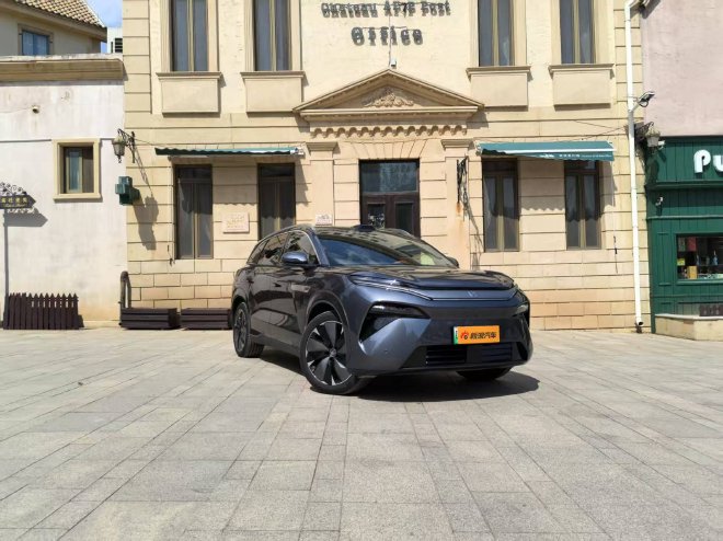 智能与豪华再升级 试驾比亚迪旗舰车型汉L与唐L