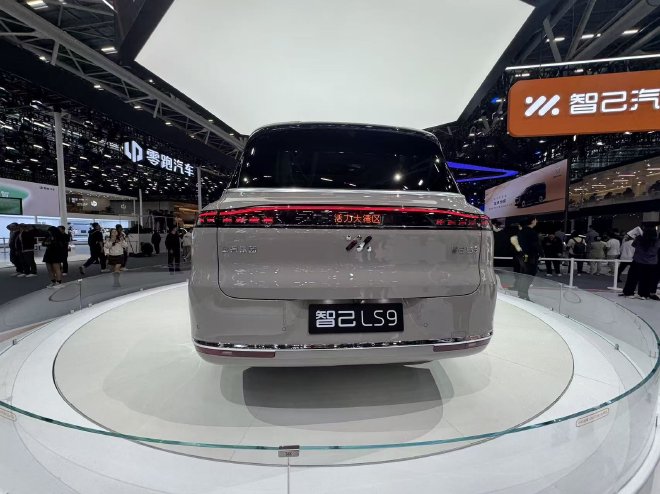 2025广州车展:智己LS9亮相并开启交付