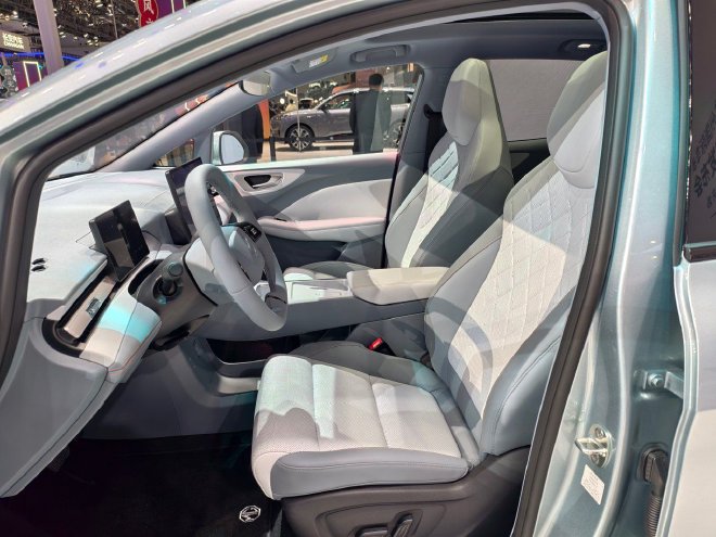 2025广州车展:MG4半固态安芯版亮相