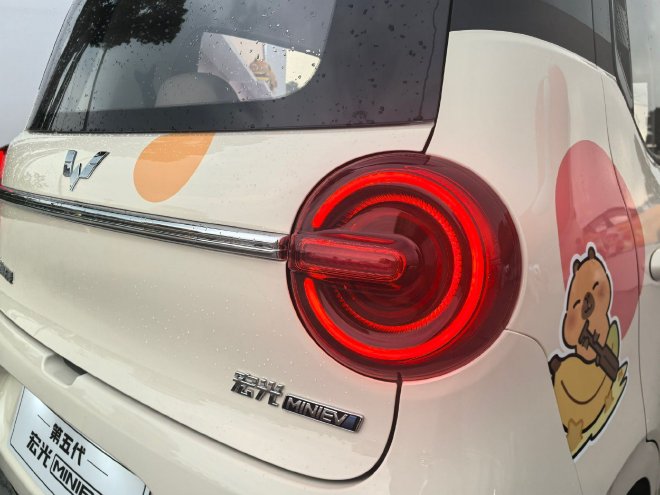 售价4.48-5.48万元 第五代宏光MINIEV上市