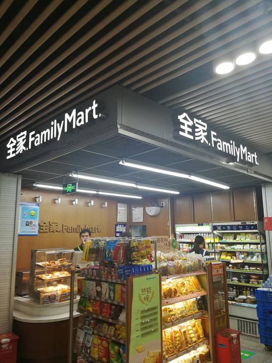 上海陕西南路地铁站一家袖珍型的全家便利店