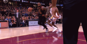 【影片】鋼鐵戰士!詹皇落地意外扭腳 然後繫緊鞋帶之後又是助攻又是突破!-黑特籃球-NBA新聞影音圖片分享社區