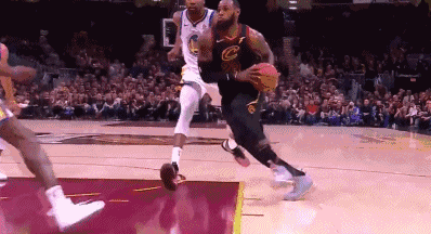 【影片】鋼鐵戰士!詹皇落地意外扭腳 然後繫緊鞋帶之後又是助攻又是突破!-黑特籃球-NBA新聞影音圖片分享社區