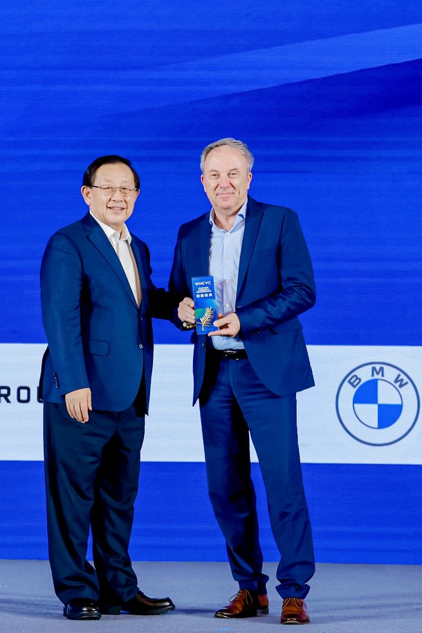 中国科协主席 世界新能源汽车大会主席万钢(图左)与宝马中国区研发高级副总裁雷凯博士(图右)