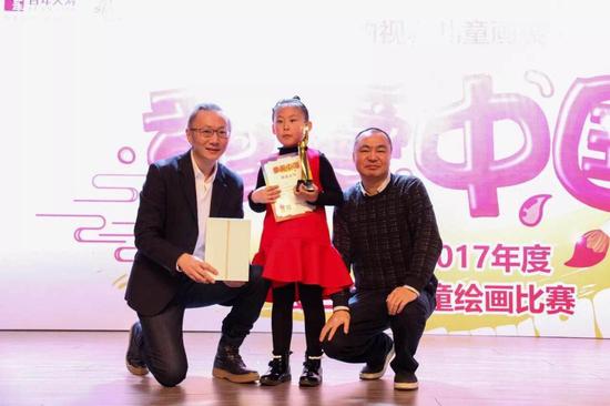 新浪网商业中心总经理王屹(左一)与百年人寿品牌部总经理成冰冰(右一)为一等奖获奖小朋友颁奖