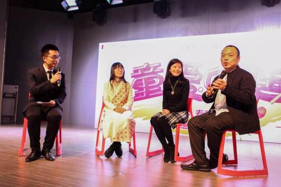 著名画家赵晓东(右一)、知名学前教育专家高寿岩(右二)与知名绘本画家九儿(左二)参加主题论坛