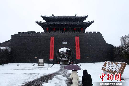 图为雪后的扬州东关城门年味浓郁。 孟德龙 摄