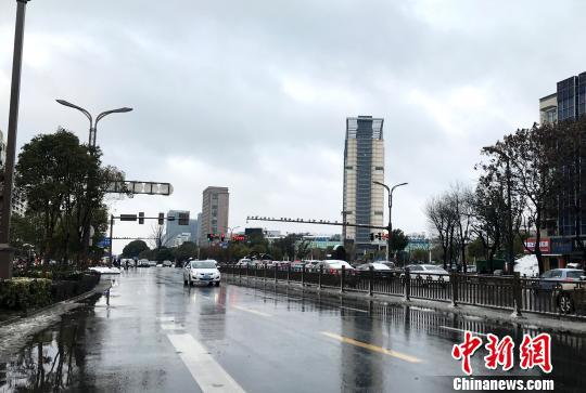 图为扬州主干道路面无积雪,车辆行驶通畅。 崔佳明 摄