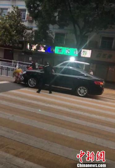 民警砸开车窗玻璃将驾驶员控制 夷公宣 摄
