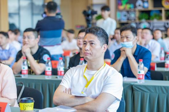 评审团成员正在聆听项目内容
