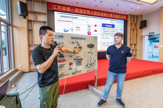 参赛队伍正在对自己的项目进行介绍