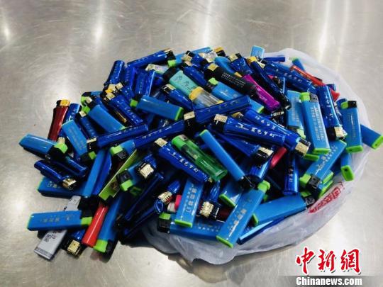 225个打火机装了满满一包。 刘晓宇 摄