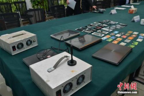 资料图:浙江湖州吴兴区警方现场展示缴获的伪基站作案工具。中新社发 吴兴公安 摄