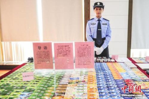 资料图:广东省公安厅内展示的涉电信诈骗犯罪案中的作案工具。中新社发 陈骥旻 摄