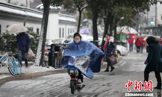 图为人行道路面的积雪,影响民众出行。 孟德龙 摄