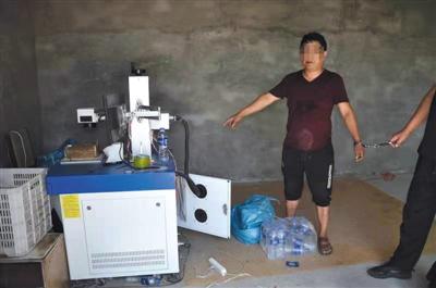 犯罪嫌疑人在现场指认作坊里制假使用的机器。 警方供图