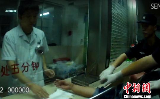 民警带该男子在医院进行血液检查 夷公宣 摄