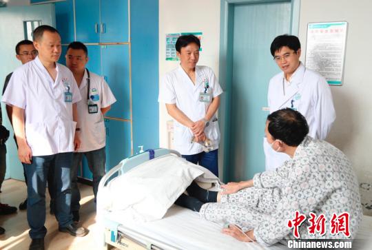 医护人员叮嘱杨先生出院后的注意事项。