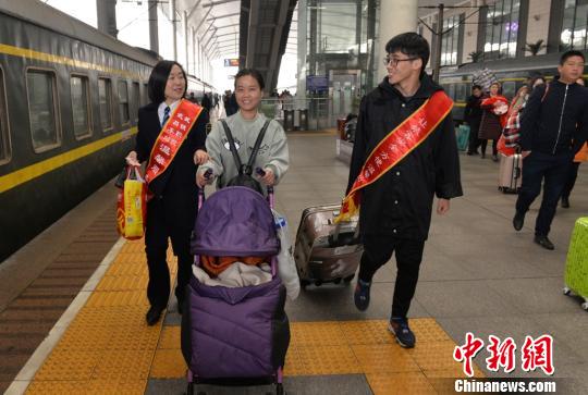 图为,铁路部门为旅客出行提供帮扶 宋伟卿 摄