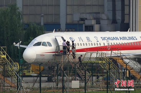 停机坪上工作人员准备进入飞机机舱检查。 中新社发 汪龙华 摄