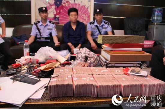 执行干警从王某隐秘住处搜出现金107万元。重庆市高级人民法院供图