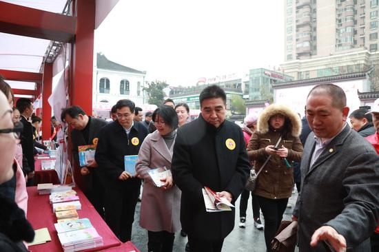 无锡开放大学志愿者参加学雷锋活动月启动仪式